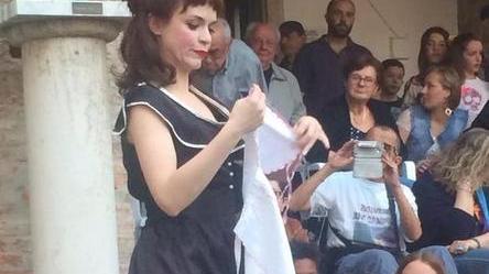 Mancini si scaglia contro il burlesque in piazza