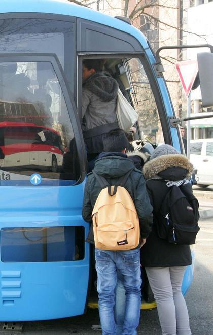 Corriera, principio d’incendio l’autista utilizza l’estintore