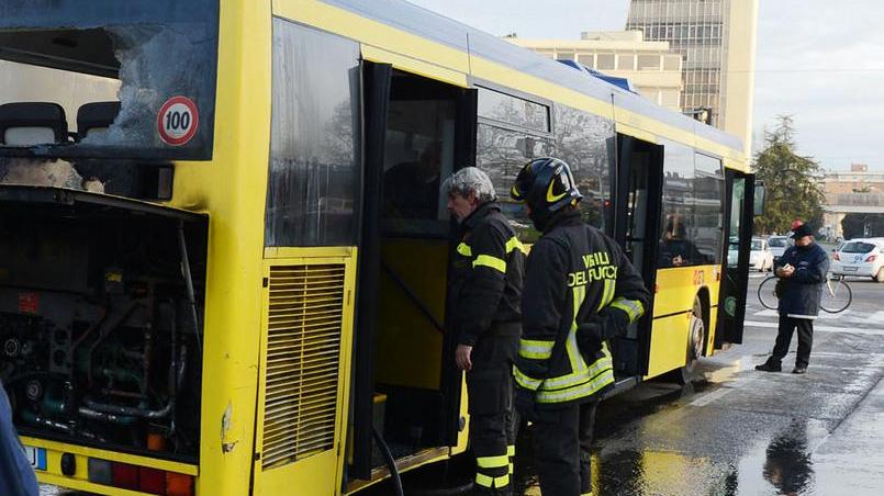 A fuoco un altro autobus Seta
