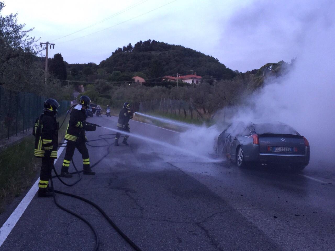 I vigili del fuoco spengono l'incedio dell'auto a Schignano