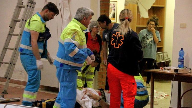 Il controsoffitto crollato e i primi soccorsi al parrocchiano ferito all'interno della parrocchia di Santa Rosa (Marzi Penta)