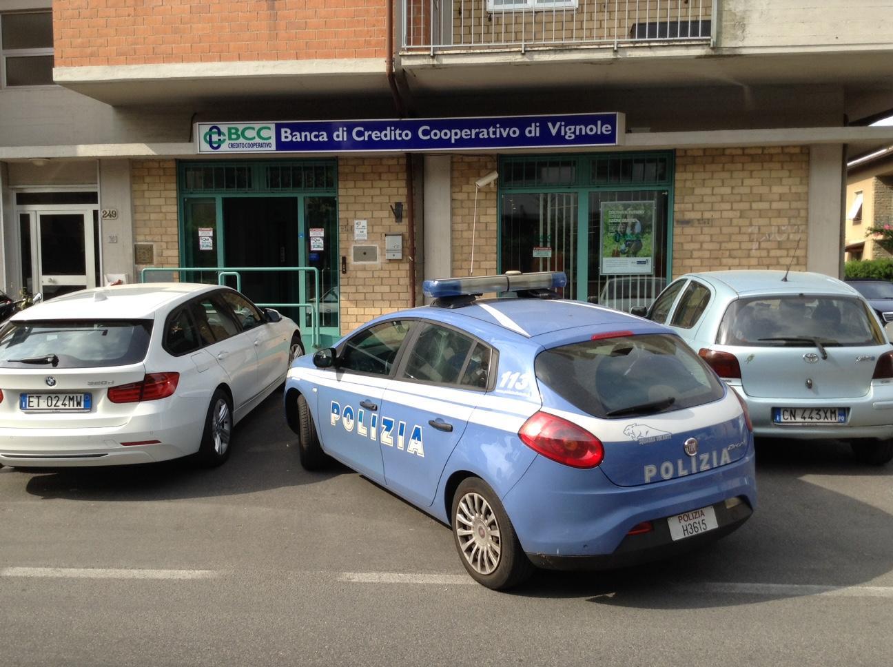 Polizia davati alle sede del Credito cooperative di Vignole a san Paolo (foto Batavia)