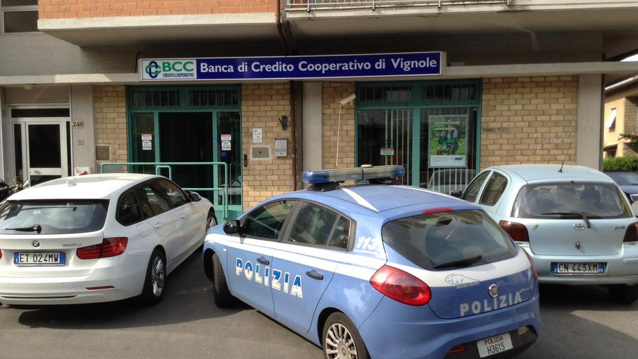 Polizia davati alle sede del Credito cooperative di Vignole a san Paolo (foto Batavia)