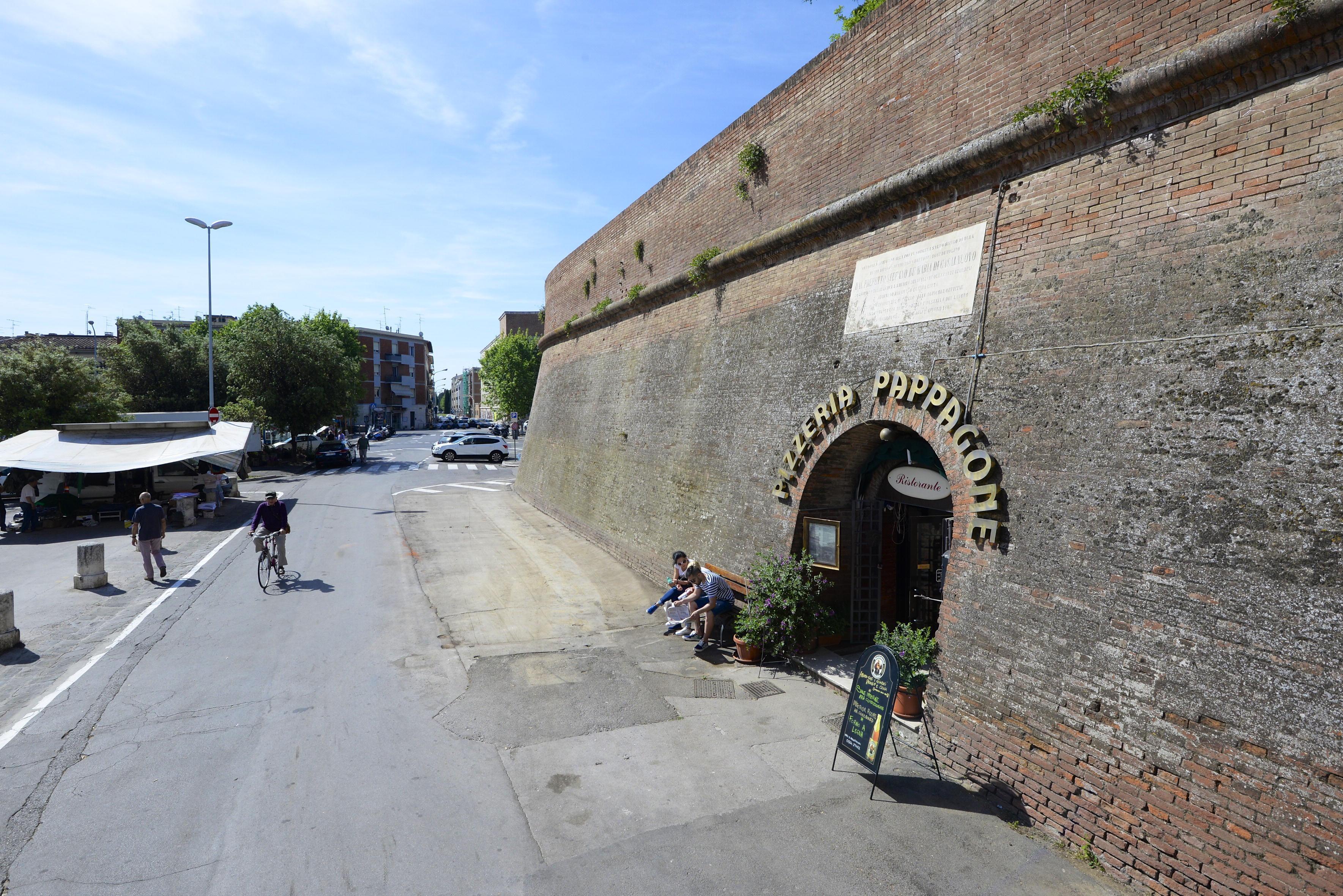 La pizzeria Pappagone senza la storica pedana (foto agenzia Bf)