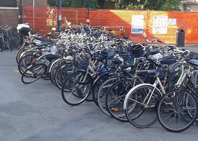 Reggio Emilia a secco di rastrelliere: «Dove parcheggiare la bicicletta?» 