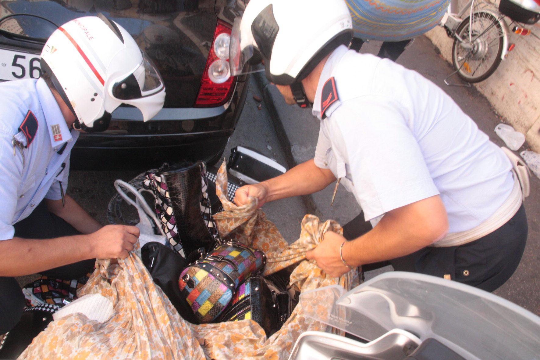 Un sequestro di merce contraffatta al mercato da parte dei vigli urbani