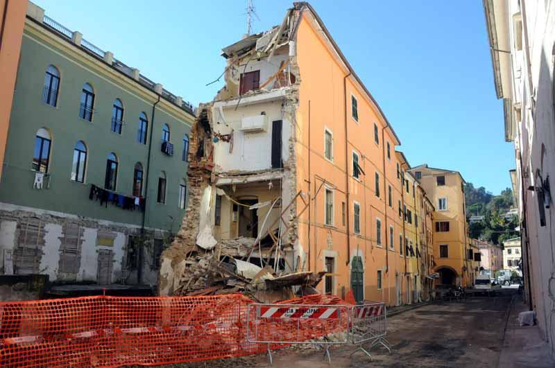 La palazzina crollata in via Carriona
