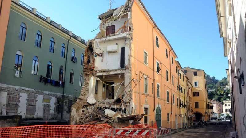 La palazzina crollata in via Carriona
