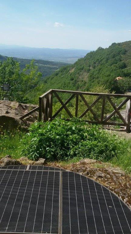 Il costone a Montelaterone dove si troverebbe la leggendaria buca delle fate