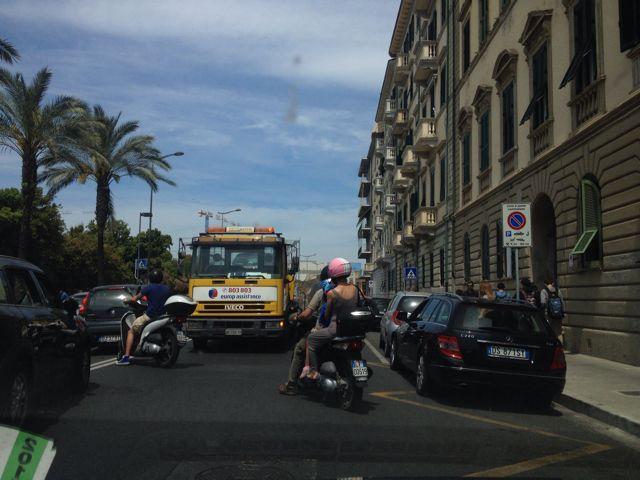 Scontro fra auto, un ferito e traffico bloccato