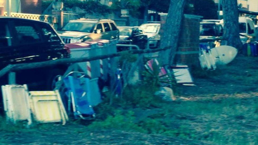 La pineta di Follonica trasformata in rimessaggio di sdraio e altro materiale da spiaggia