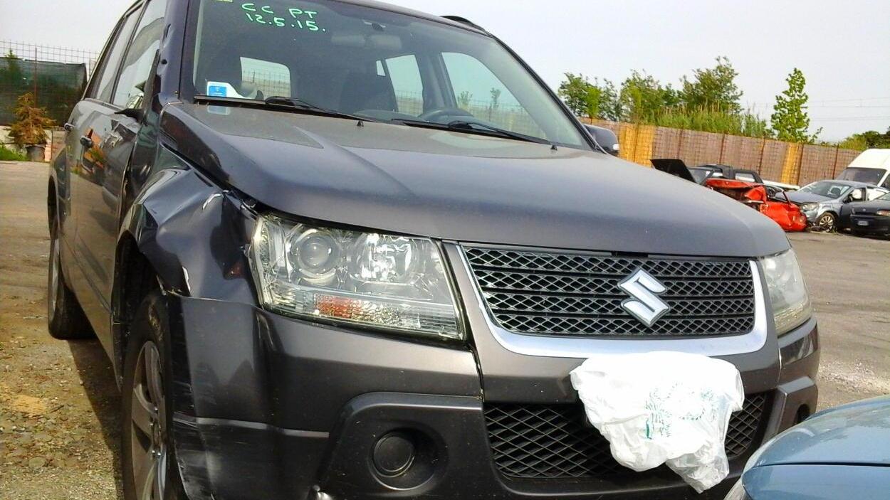 Il Suzuki dopo l'urto sulla via Fiorentina (foto Gori)