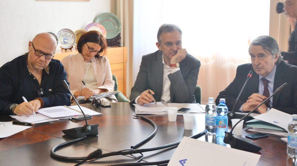 Un momento del comitato portuale di questa mattina: al tavolo uno accanto all'altro il sindaco Nogarin, l'assessore Martini, il governatore Rossi e il presidente Gallanti (Silvestri Pentafoto)
