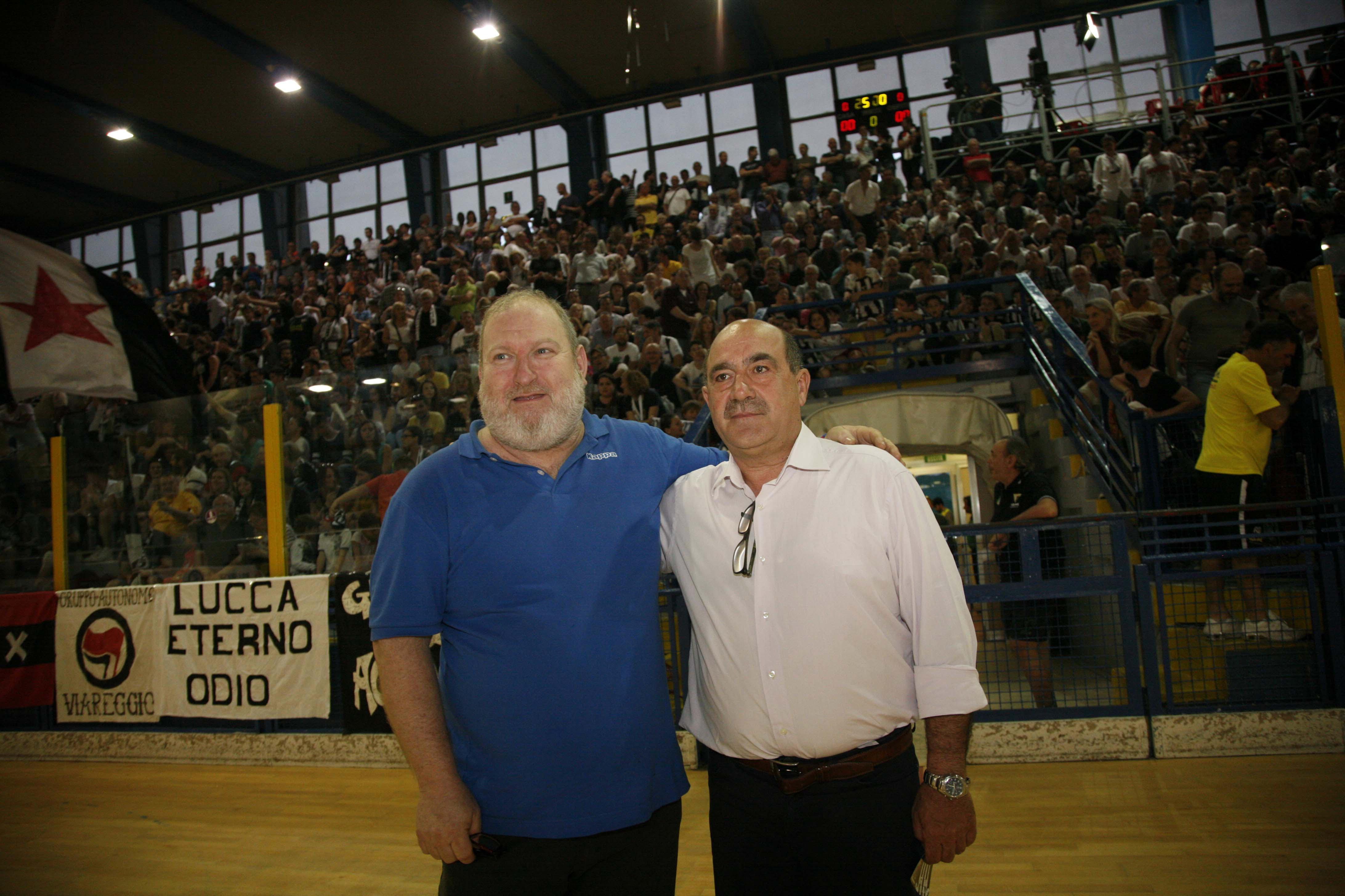 Il presidente del Forte dei Marmi, Piero Tosi, e quello del Cgc, Alessandro Palagi, abbracciati prima dell'inizio di garauno (foto Ciurca/Paglianti)