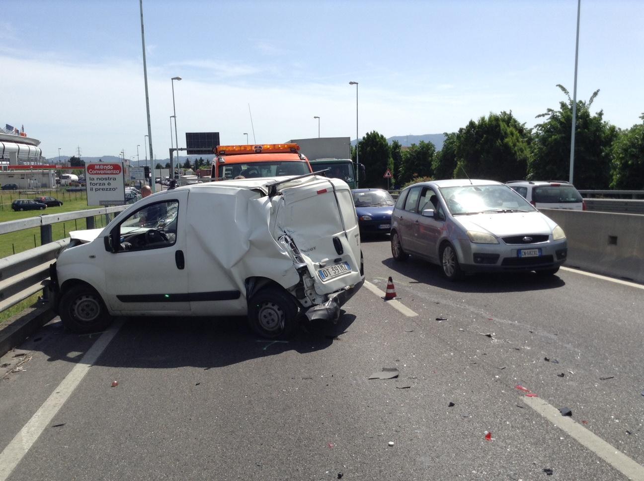 Uno dei mezzi coinvolti nell'incidente (foto Batavia)