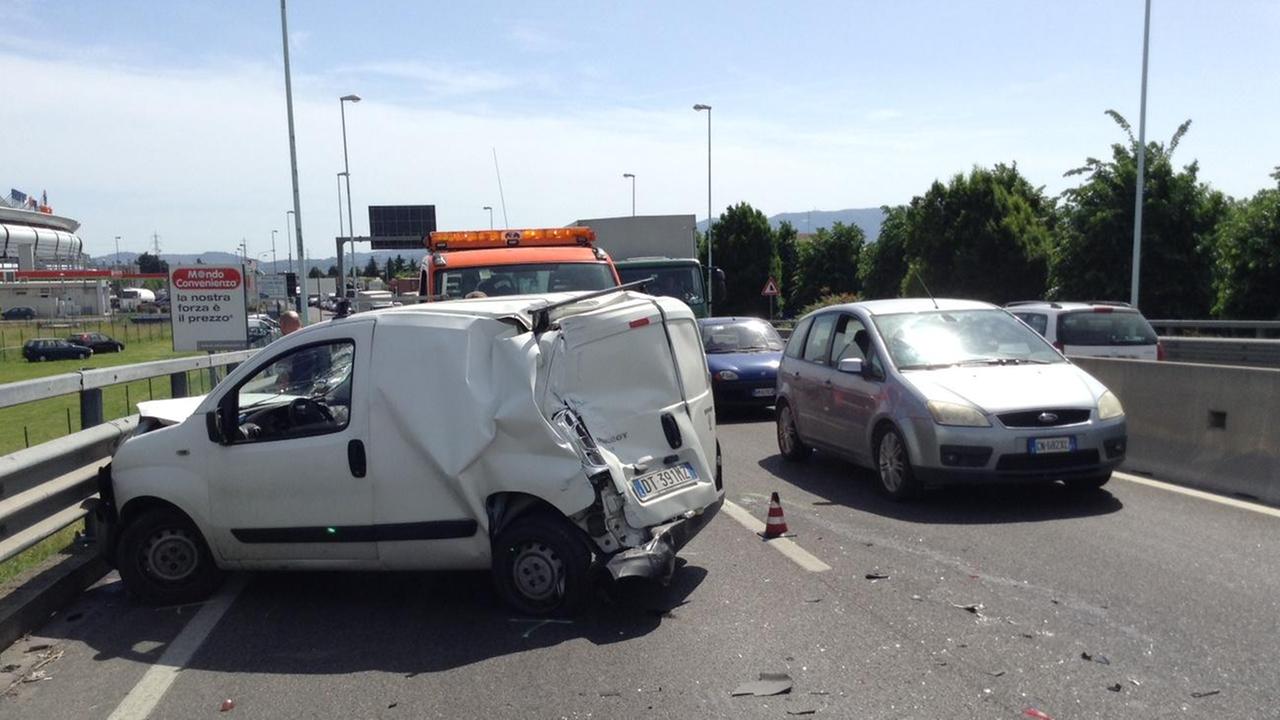 Uno dei mezzi coinvolti nell'incidente (foto Batavia)