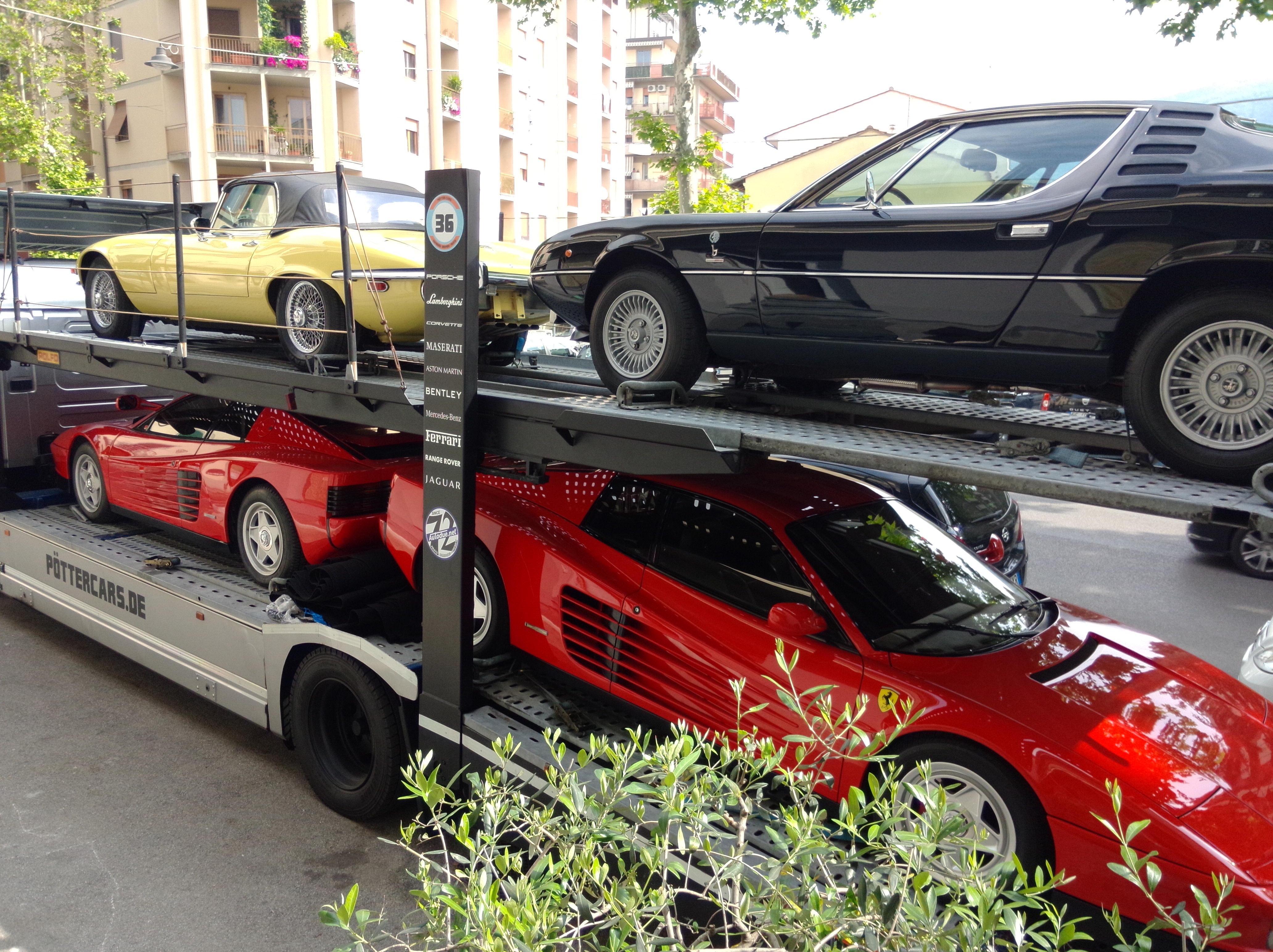 Le auto sulla bisarca davanti alla concessionaria Autodue
