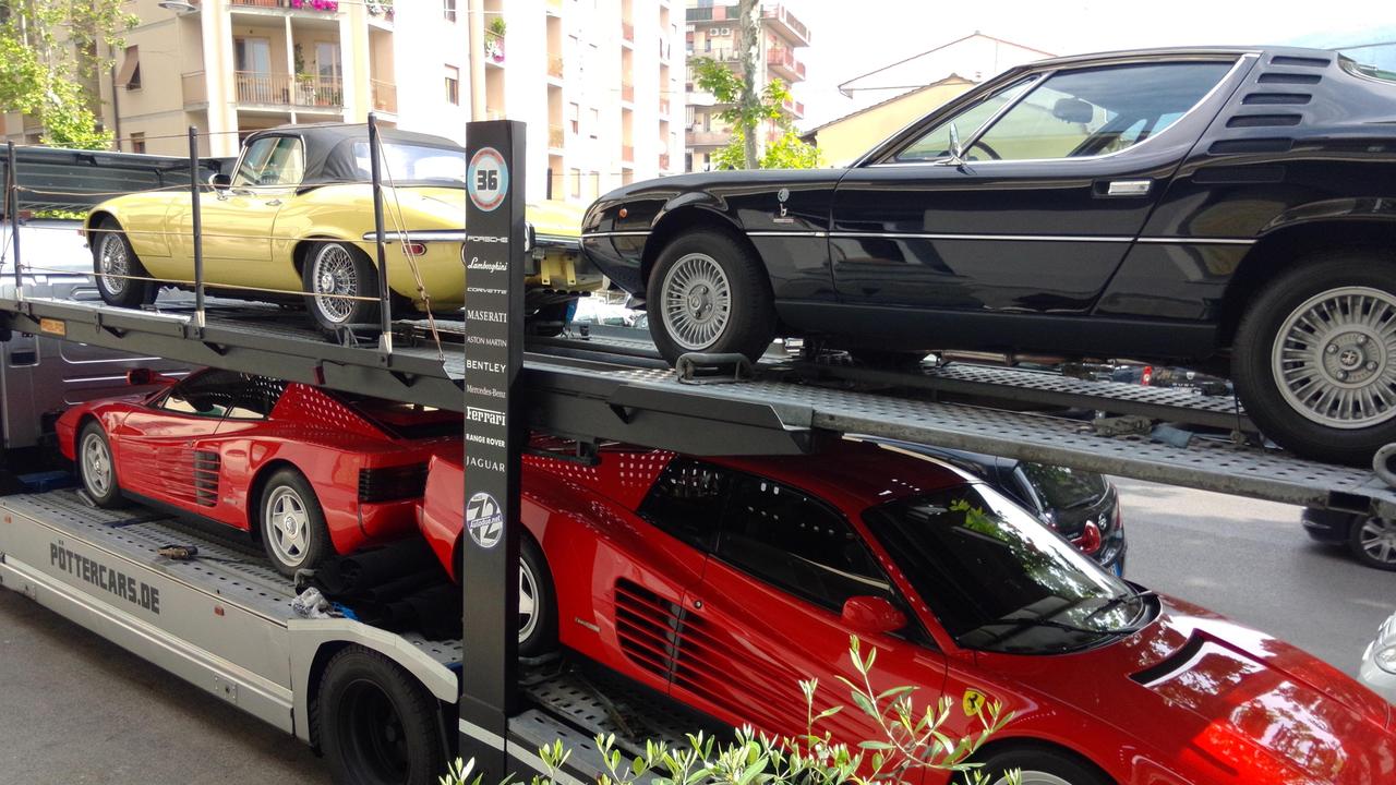 Le auto sulla bisarca davanti alla concessionaria Autodue