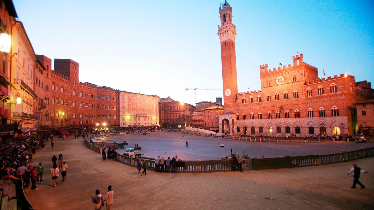 Ristoratore ubriaco gonfia il conto dei turisti e li rincorre