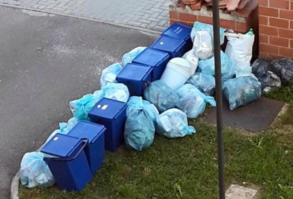 Dopo il taglio dell’erba spuntano siringhe e rifiuti