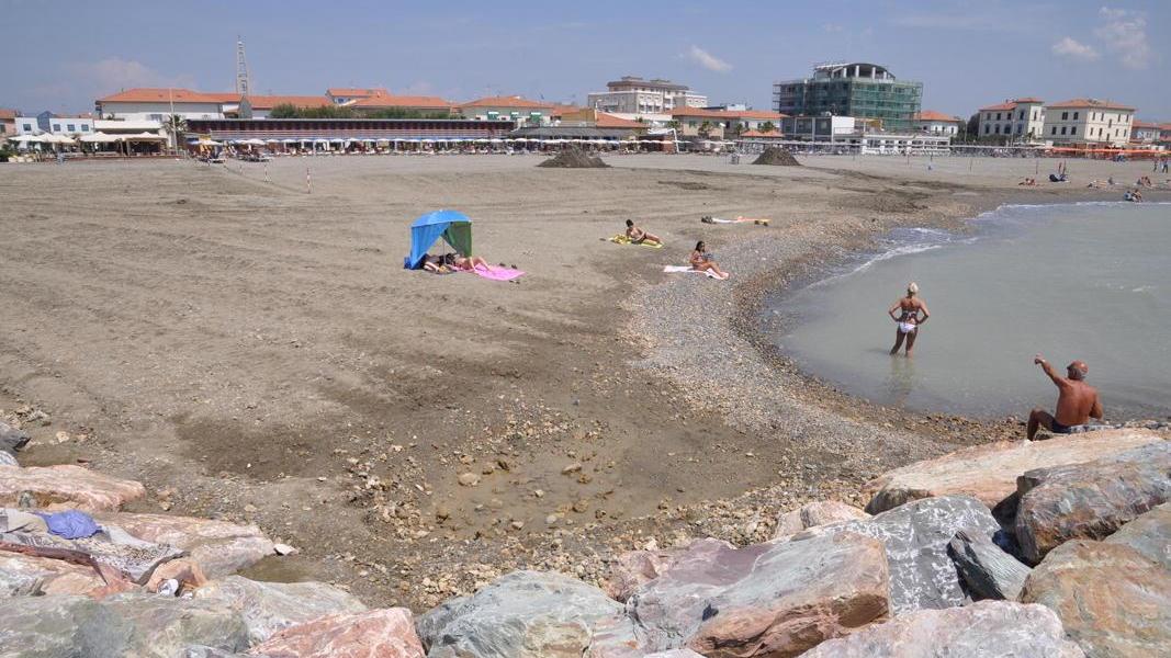 La spiaggia davanti ai bagni Bisori