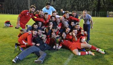 La gioia dei calciatori del Coiano dopo la finale