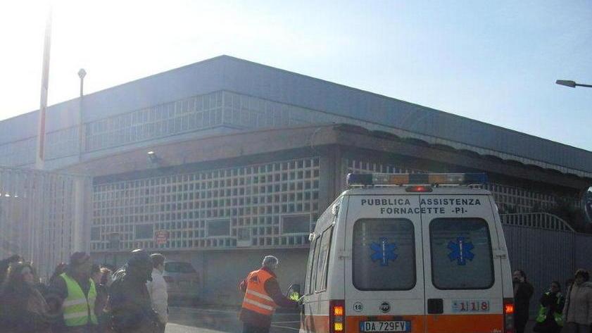Muore d’infarto sul lavoro mentre pulisce un piazzale