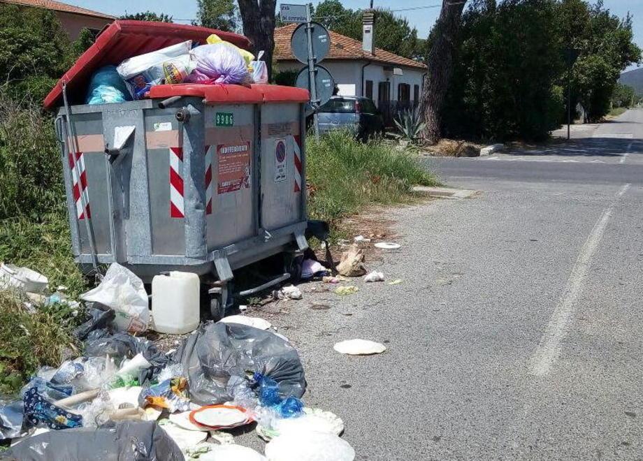 Immondizia fuori dal cassonetto