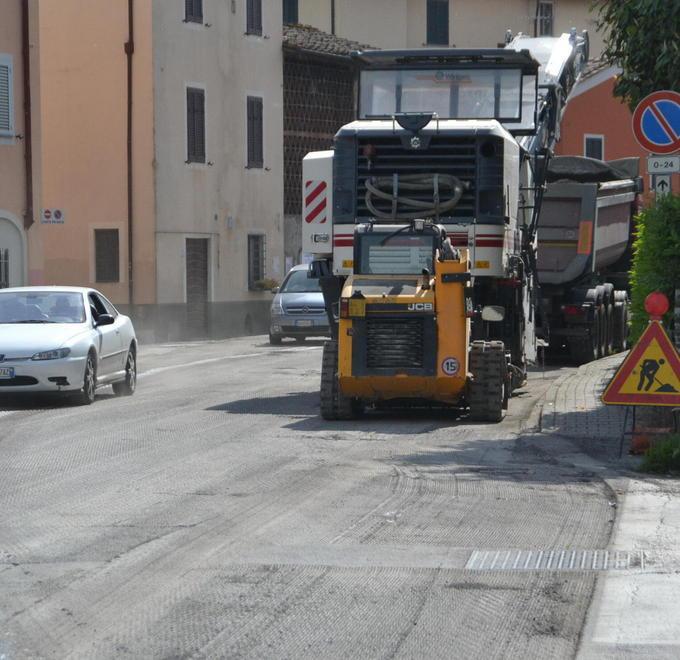 Si rifanno gli asfalti sulle vie della periferia