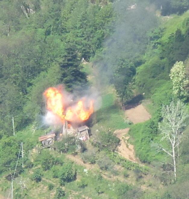Esplode una casa in mezzo al bosco