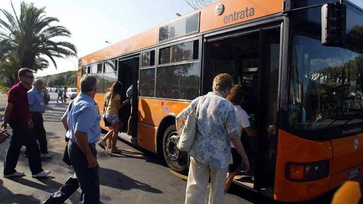Pensiline e pedane, le fermate dei bus si rifanno il look