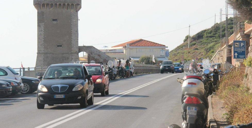 Lancio di rifiuti nella notte dal parcheggio sugli scogli