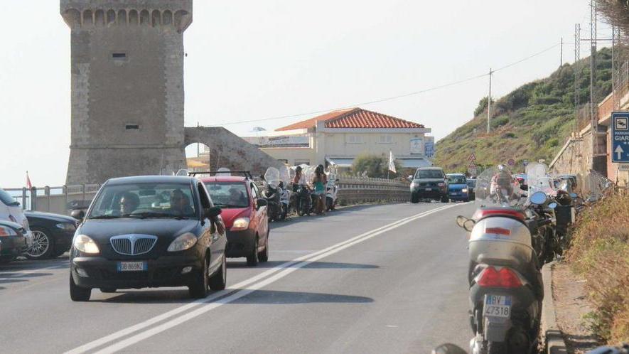 Lancio di rifiuti nella notte dal parcheggio sugli scogli