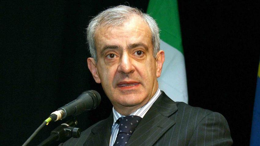 «Il prefetto collaborazionista del governo sugli immigrati»
