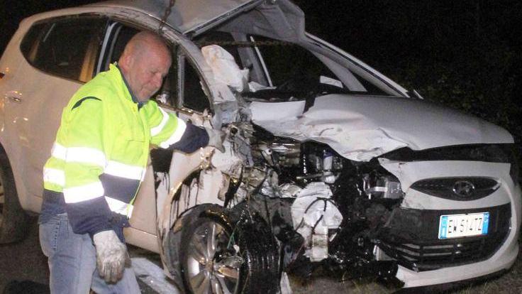 Schianto contro l’auto in panne