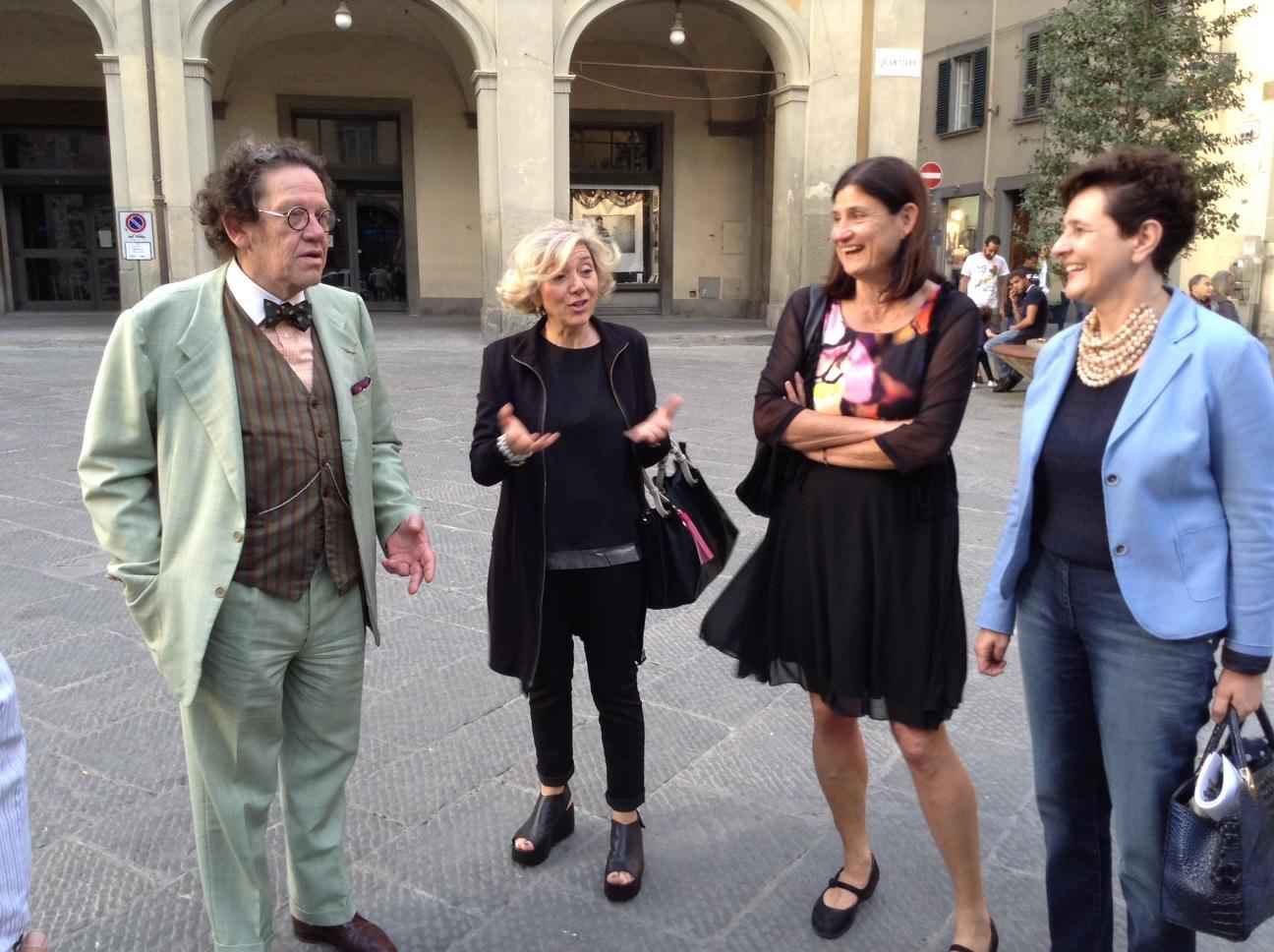 Philippe Daverio in piazza del Comune con la dirigente Tocco, l'assessore Toccafondi e la conservatrice del Museo Iacopino