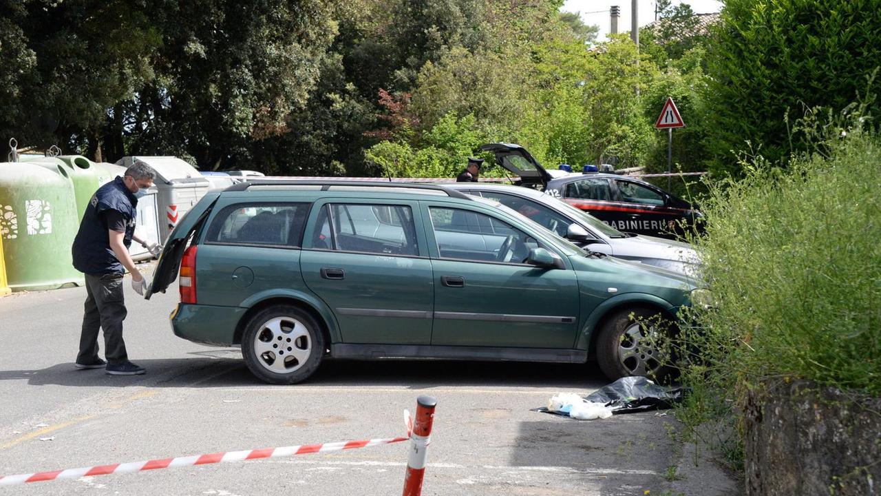 Trovato morto in auto, forse la causa un coma etilico: chiesta l'autopsia