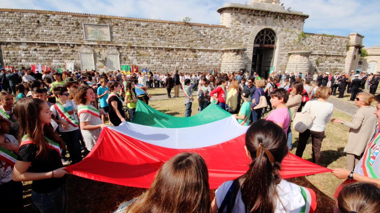 Studenti in piazza per una celebrazione (foto di archivio)
