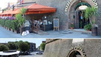 La pizzeria Pappagone quando aveva ancora la pedana e dopo la sua rimozione (foto agenzia Bf)