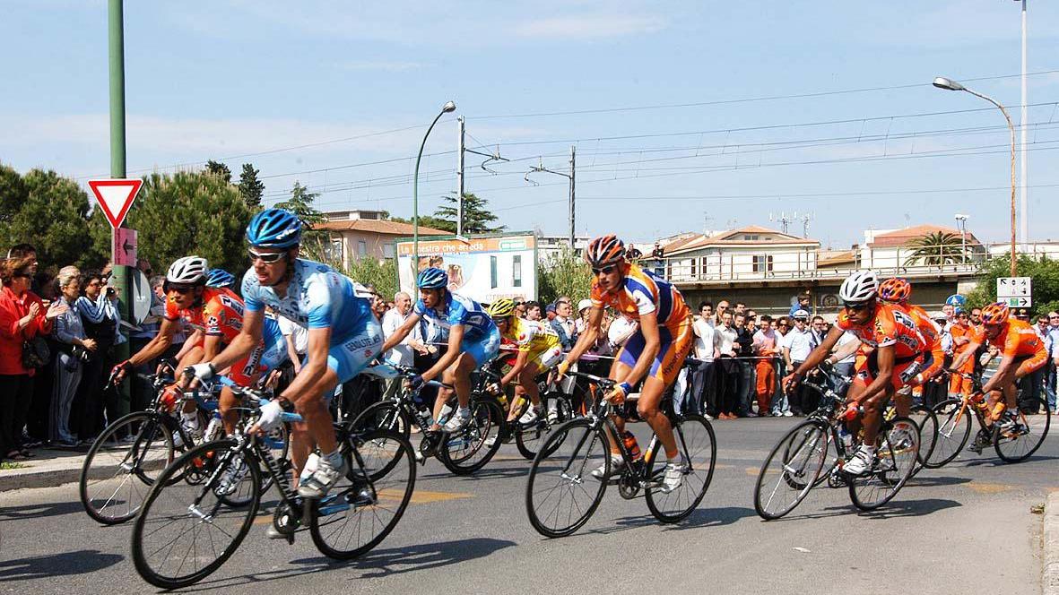 Il passaggio del Giro d'Italia a Grosseto nel 2005 (foto Bf)