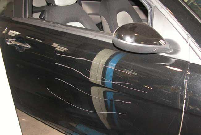 Un'auto graffiata (foto d'archivio)