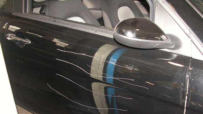 Un'auto graffiata (foto d'archivio)