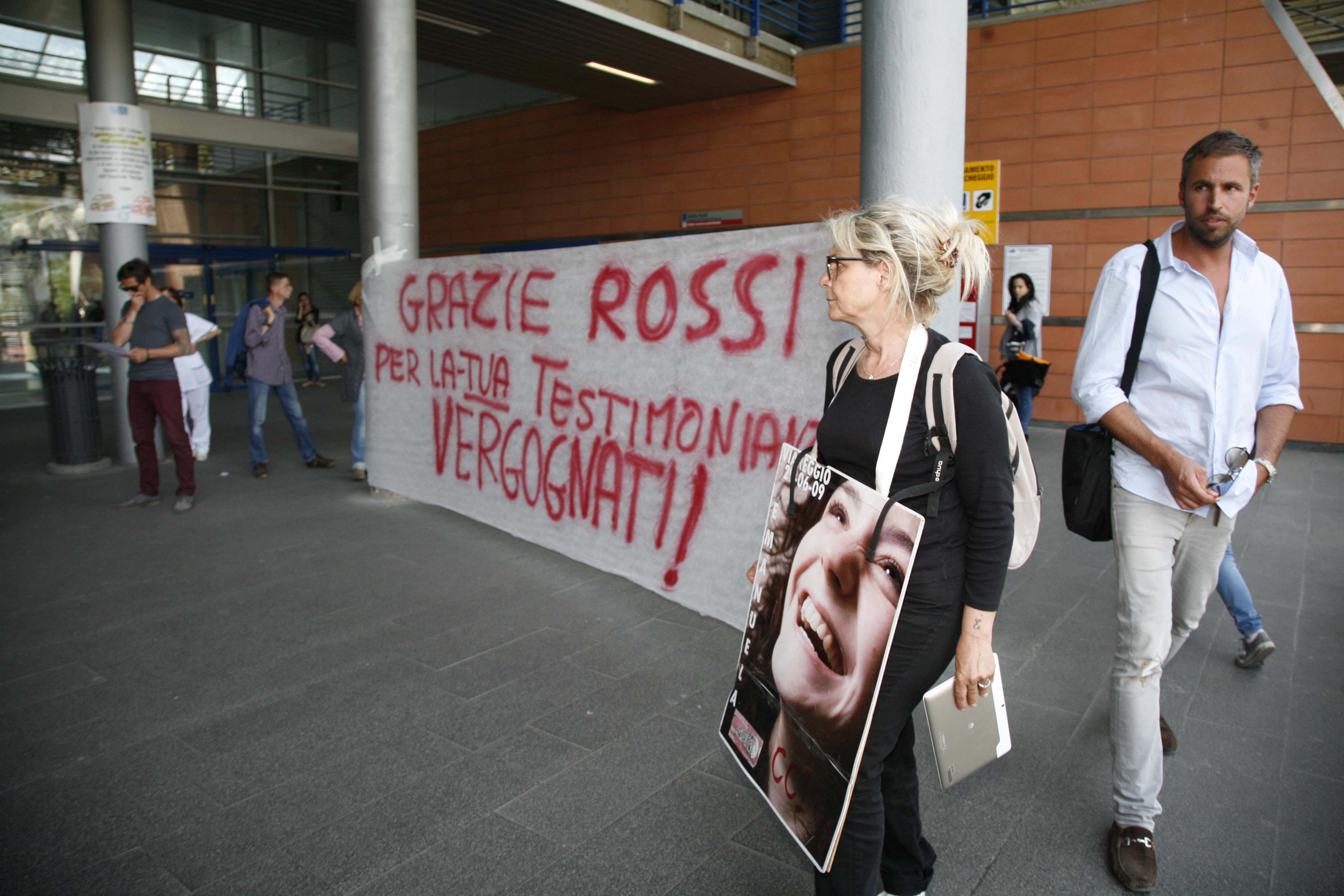 La contestazione a Rossi dei familiari delle vittime della strage del 29 giugno 2009