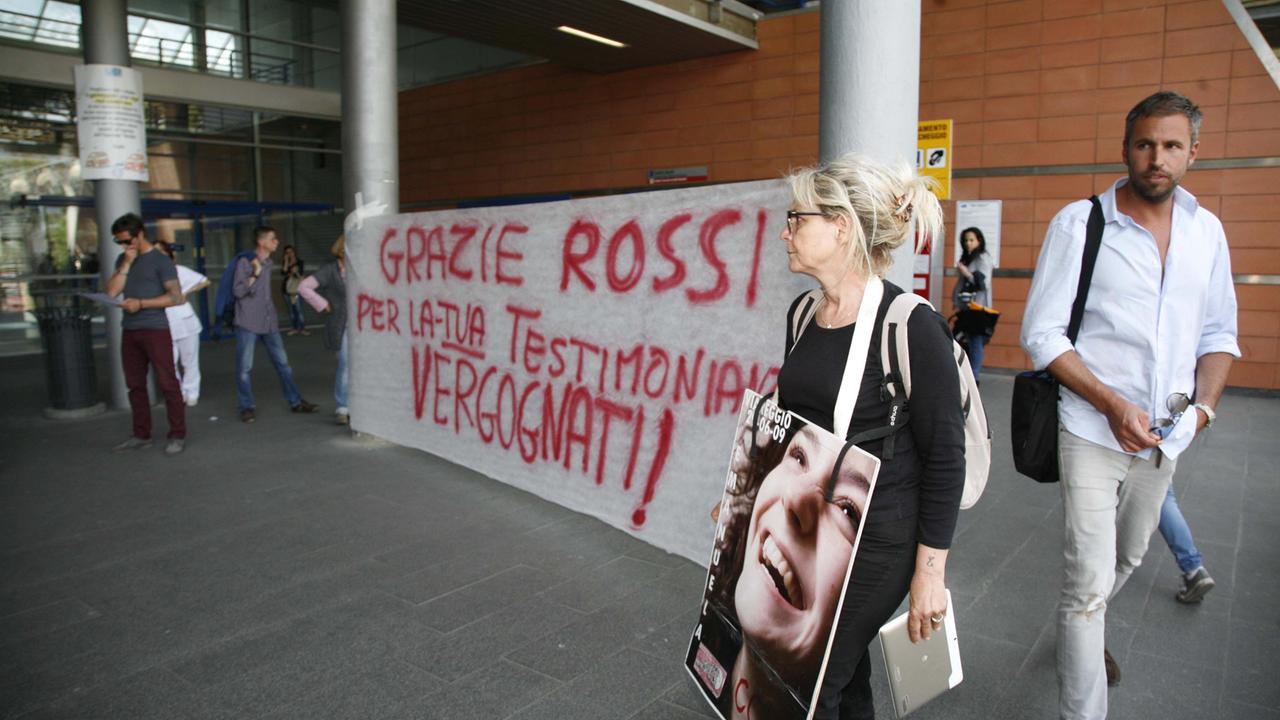 La contestazione a Rossi dei familiari delle vittime della strage del 29 giugno 2009