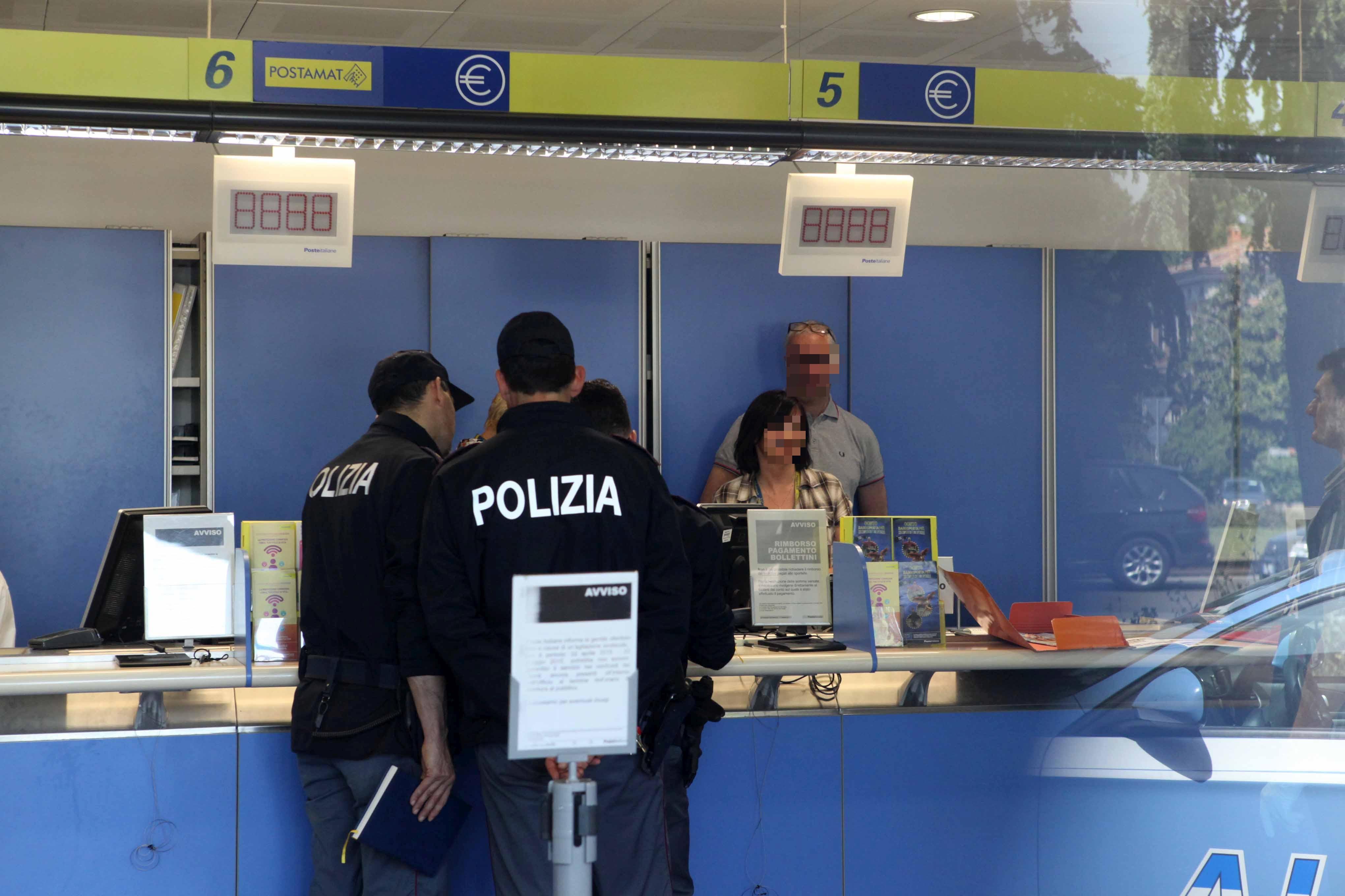 Rapina all'ufficio postale nell'ora di punta, panico in viale Timavo 
