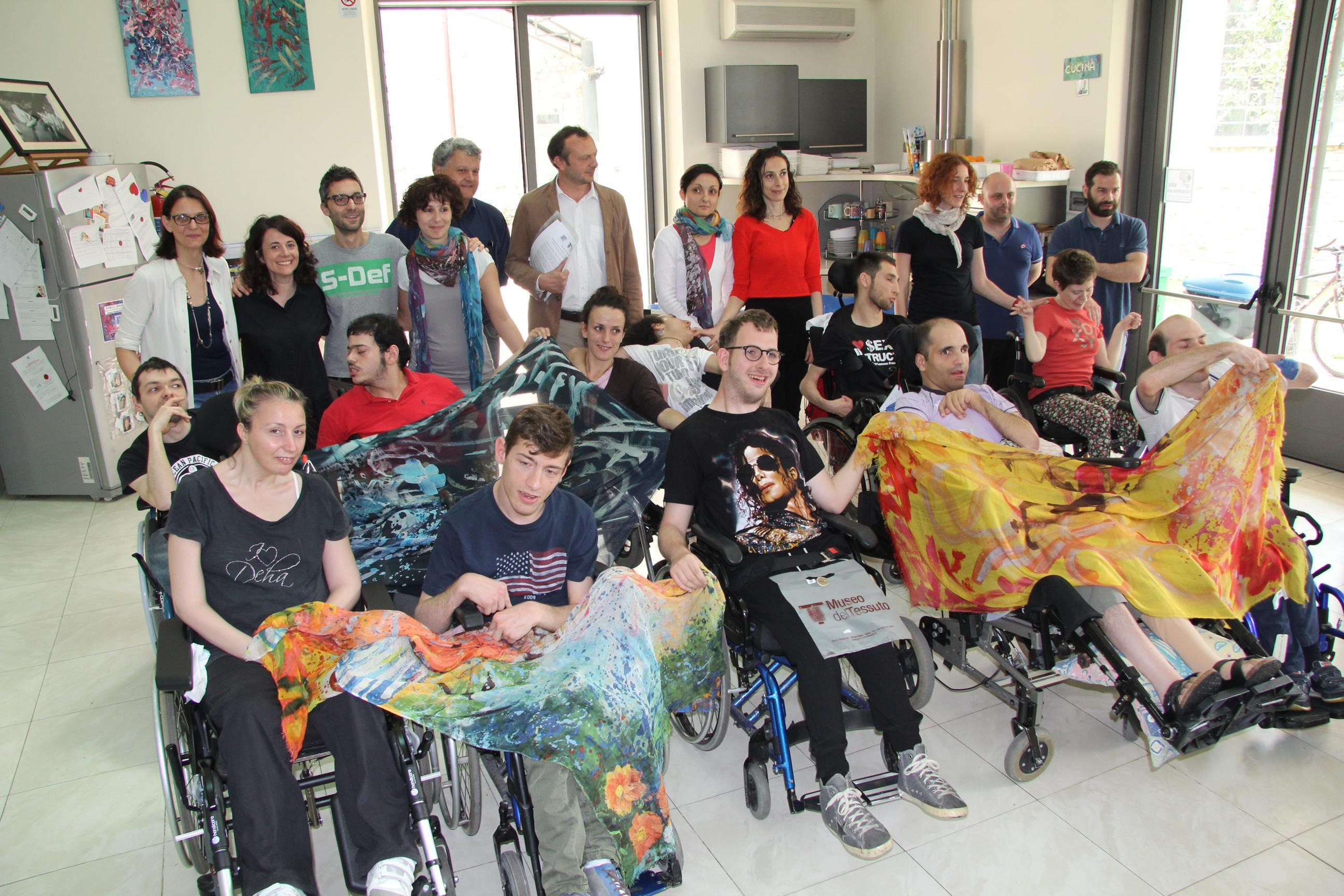 I ragazzi della coop Kepos con i foulard da loro realizzati (foto Batavia)