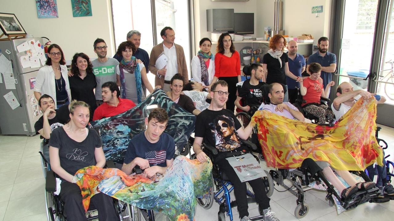 I ragazzi della coop Kepos con i foulard da loro realizzati (foto Batavia)