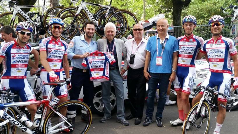 La maglia autografata del team "Androni Giocattoli Sidermac" alla Ssp
