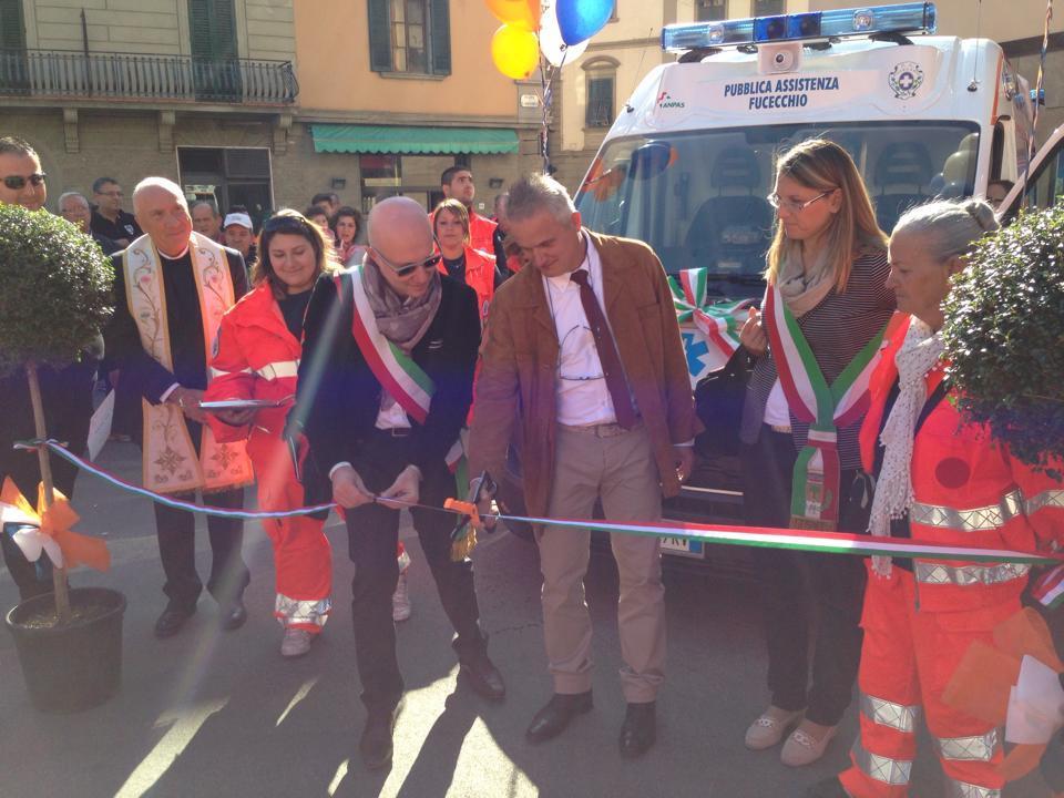 Tafi inaugura un’ambulanza insieme al sindaco (archivio)