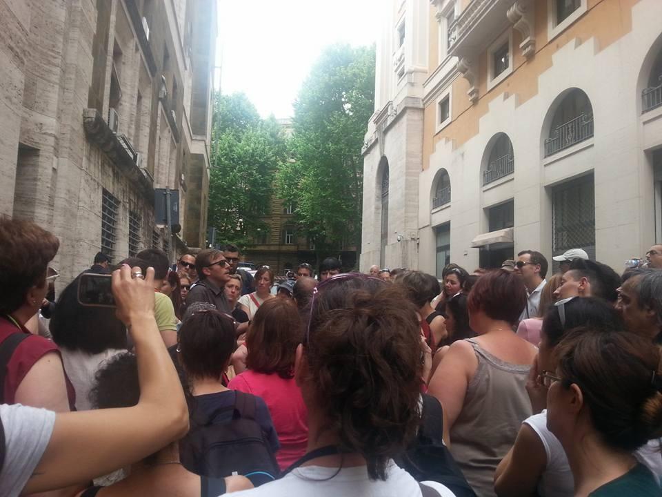 I lavoratori del call center davanti al ministero